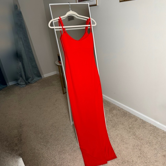 Elegant Red Maxi Dress - Picture 6 of 6